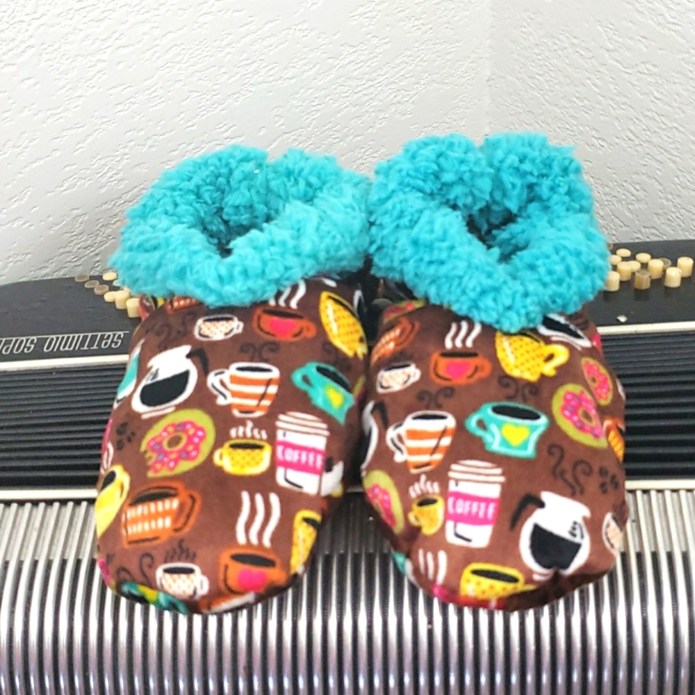 LAZY ONE COFFEE & 🍩 TURQUOISE AND BROWN SLIPPERS. SIZE 4/6